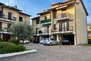 VILLA A SCHIERA A DESENZANO DEL GARDA