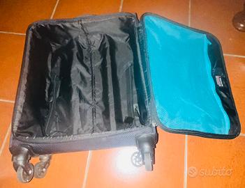 Valigia trolley nero da cabina con 4 ruote