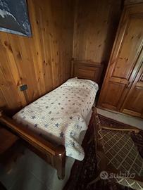 Letto singolo legno massello - testata intagliata,