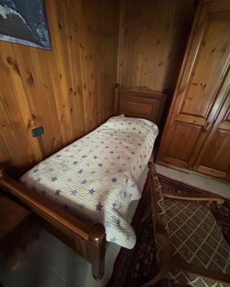 Letto singolo legno massello - testata intagliata,
