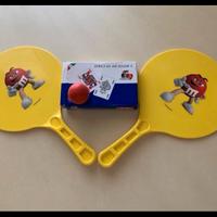 Racchette da ping pong e carte da scala 40