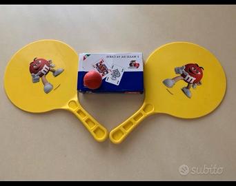 Racchette da ping pong e carte da scala 40