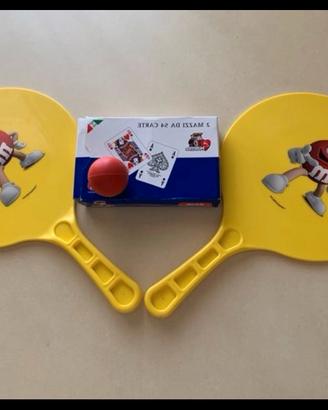 Racchette da ping pong e carte da scala 40