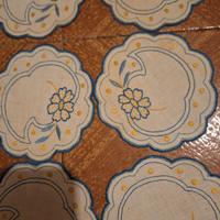 Sottobicchieri ricamati in tessuto