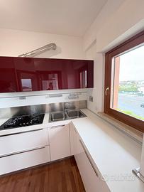 Cucina moderna completa di tutti gli elettrodomest