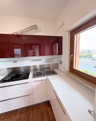 Cucina moderna completa di tutti gli elettrodomest