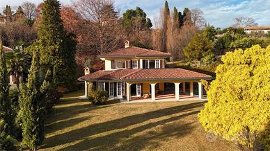 Villa di Lusso con Parco Privato a Castelveccana