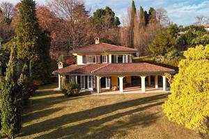 Villa di Lusso con Parco Privato a Castelveccana