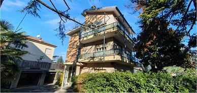 Ampio appartamento con giardino bilivello e posti