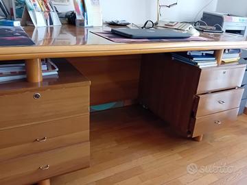 Scrivania in legno