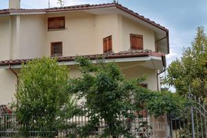 Porzione di villa bifamigliare
