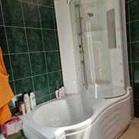 Vasca con doccia idromassaggio