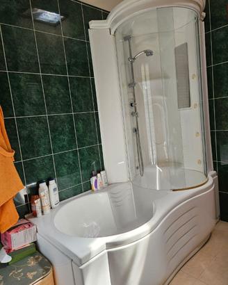 Vasca con doccia idromassaggio