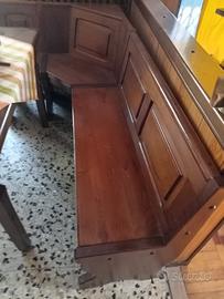 tavoli panche sedie rustiche.