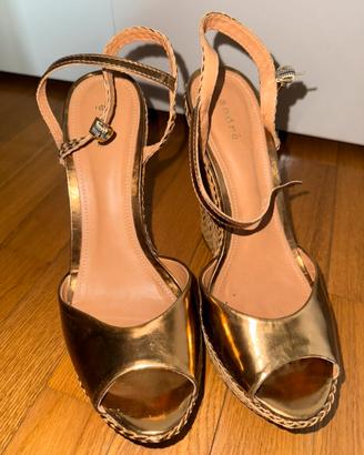 Sandalo con zeppa in rafia ambrata Andrè