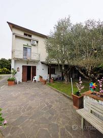 Villa di 260 m² con più di 5 locali a Pistoia
