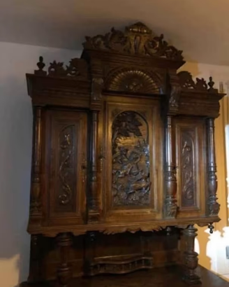Antica credenza con scene di caccia al cervo