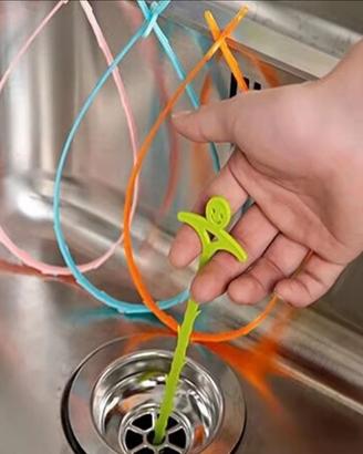 Omino pulisci scarico