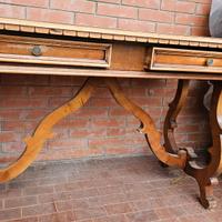 Scrivania in legno classica