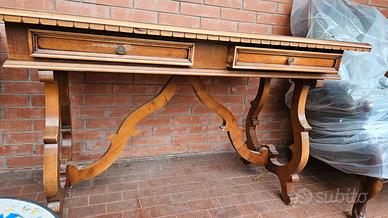 Scrivania in legno classica