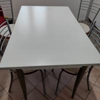Tavolo allungabile e sedie