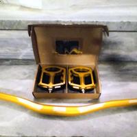 Pedali + manubrio 780mm in alluminio gold.  Nuovi