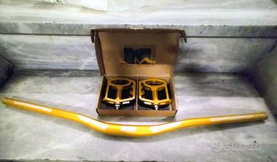 Pedali + manubrio 780mm in alluminio gold.  Nuovi