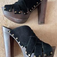 Zoccoli tacco alto in legno e camoscio intrecciato