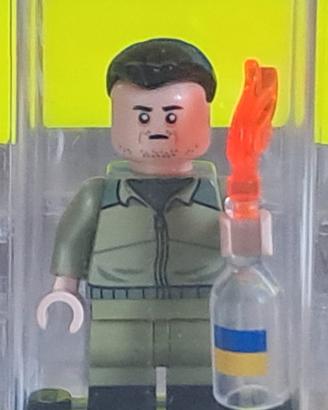 Volodymyr Zelensky con mini bottiglie molotov