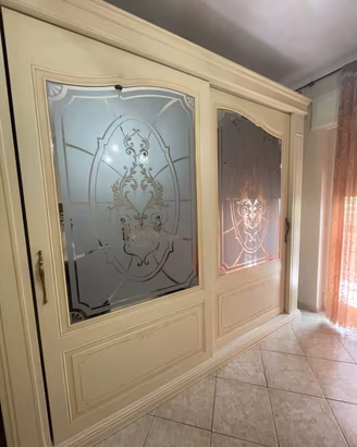 Elegante Armadio Classico con Ante Scorrevoli