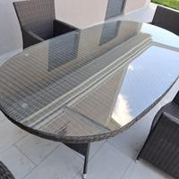 Tavolo da esterno con quattro poltrone