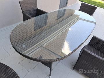 Tavolo da esterno con quattro poltrone