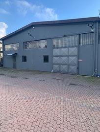 Borgo Ticino: capannone mq. 450 con area esterna