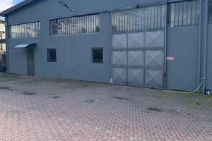 Borgo Ticino: capannone mq. 450 con area esterna