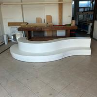 Espositore in legno multistrato bianco