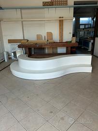 Espositore in legno multistrato bianco