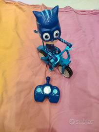 pigiama SK con la bicicletta telecomandata