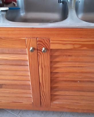 Lavandino con mobile con ante in pitch pine