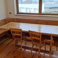 Tavolo da pranzo con panca ad angolo in legno