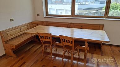 Tavolo da pranzo con panca ad angolo in legno