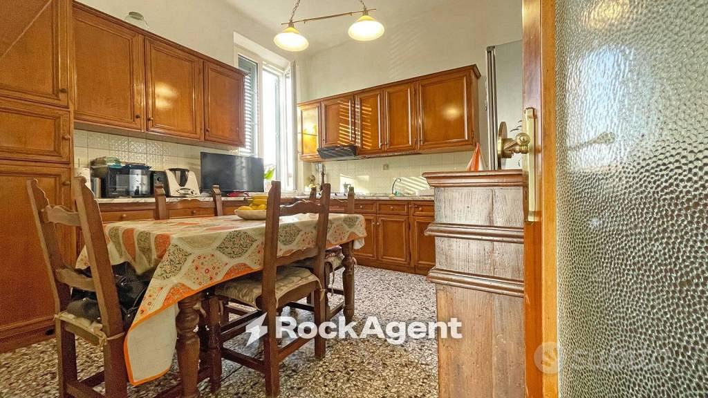 Rustico / Casale di 202 m² con più di 5 locali e b - Altro