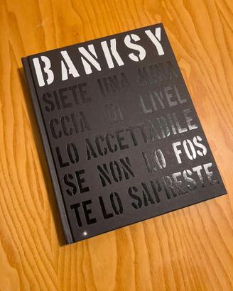Libro Banksy "Siete una minaccia di livello..."