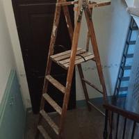 Scala in legno a libretto