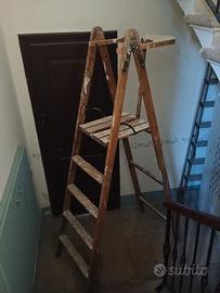 Scala in legno a libretto