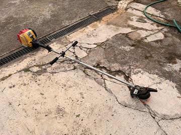 Decespugliatore a motore