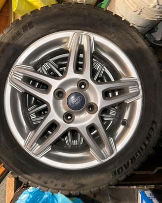 Cerchi ford fiesta con gomme nuove
