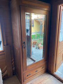Armadio in legno con specchiera