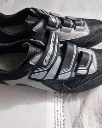 scarpe ciclismo gaerne più pedali 