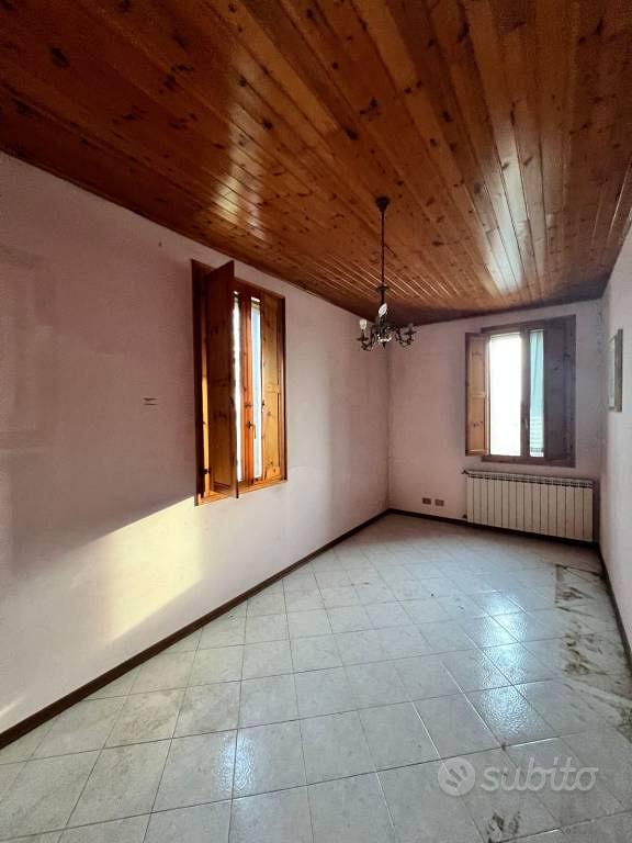 Villa di 550 m² con più di 5 locali e box auto a A - Altro