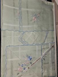 Set tovaglie in battista ricamato a mano.